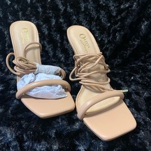 NWT Miss Lola Nude Heels